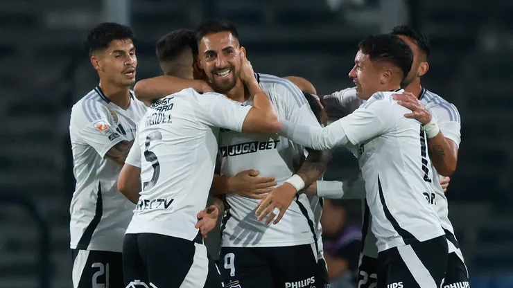 Los jugadores de Colo Colo festejan un tanto desu goleador,Javier Correa.