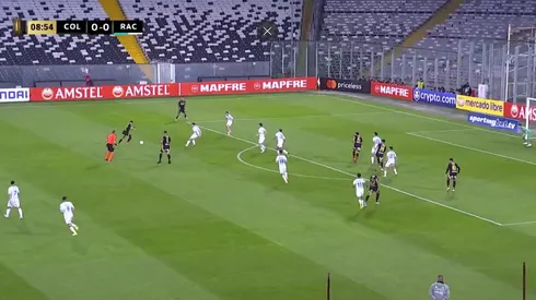 Lucas Cepeda saca el remate para poner en ventaja a Colo Colo