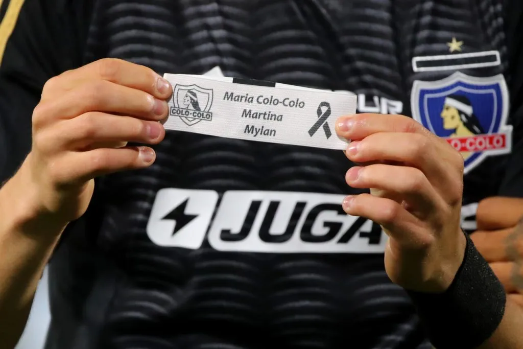 El brazalete que está ocupando Colo Colo frente a Racing. Imagen: Jonnathan Oyarzun/Photosport