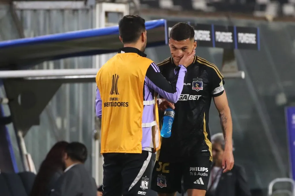 La cara de Lucas Cepeda al ser reemplazado en Colo Colo. 