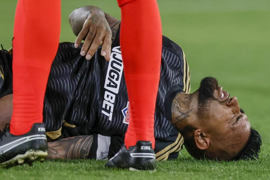 Arturo Vidal salió de la cancha con dolor en su cuello | Foto: Photosport