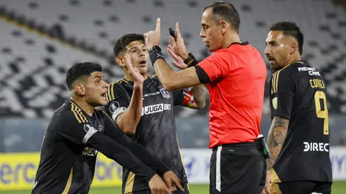 Según el reglamento, debió ser penal para Colo Colo ante Racing.