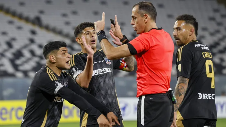 Según el reglamento, debió ser penal para Colo Colo ante Racing.