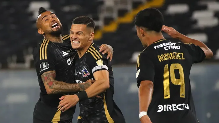 Los jugadores de Colo Colo festejan el gol de Lucas Cepeda en el empate 1-1 frente a Racing Club por Copa Libertadores 2025.