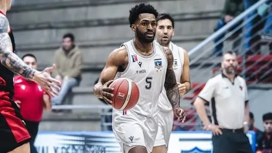 Dennis McKinney con la camiseta de Colo Colo