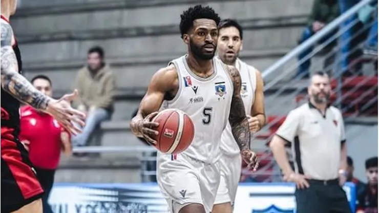 Dennis McKinney con la camiseta de Colo Colo.