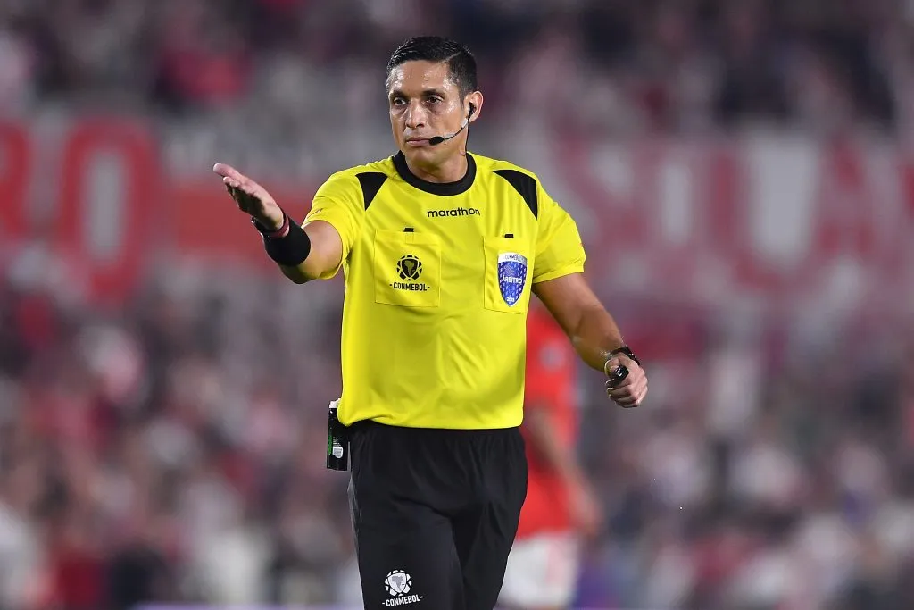 Jesús Valenzuela fue designado para el duelo entre Colo Colo y Fortaleza en Brasil. Imagen: Marcelo Endelli/Getty Images.