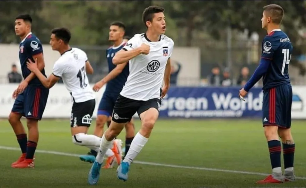 Matías Colossi anotándole a Universidad de Chile en las inferiores de Colo Colo.