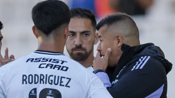 Jorge Almirón defiende a muerte a los delanteros de Colo Colo.
