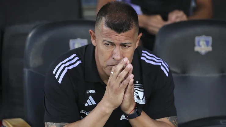 Jorge Almirón está entre la espada y la pared en Colo Colo. | Imagen: Photosport.