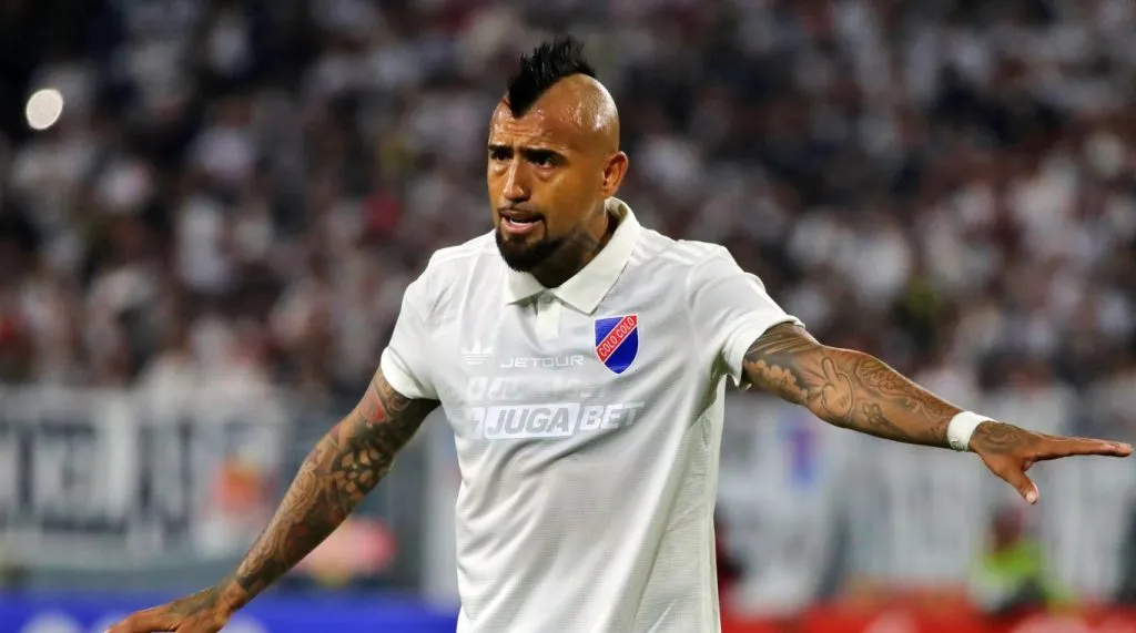 Arturo Vidal está a muerte con Almirón en Colo Colo.