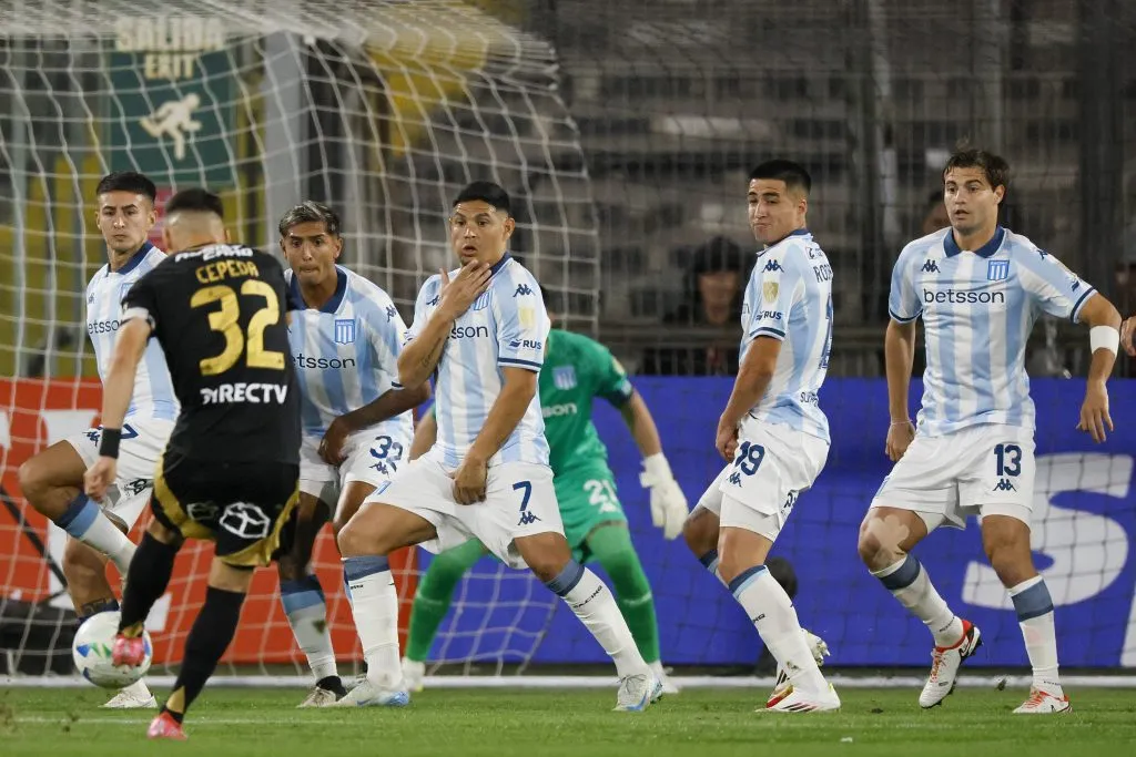 Con apenas dos unidades, el Cacique desafiará a Racing en Avellaneda. Imagen: Andres Pina/Photosport