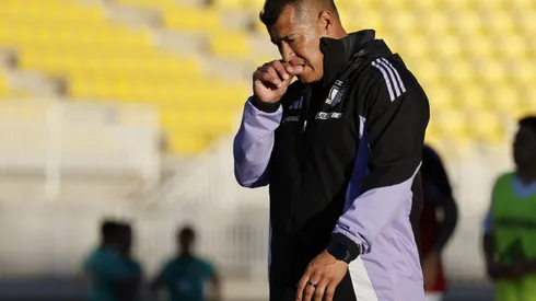 Almirón es cada vez más cuestionado en Colo Colo.