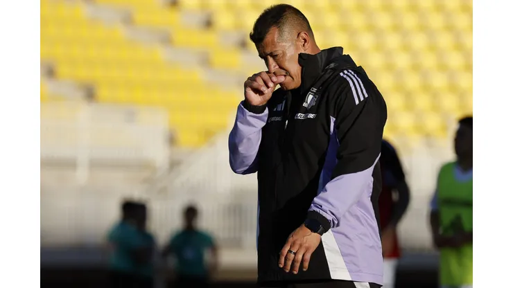 Almirón es cada vez más cuestionado en Colo Colo.