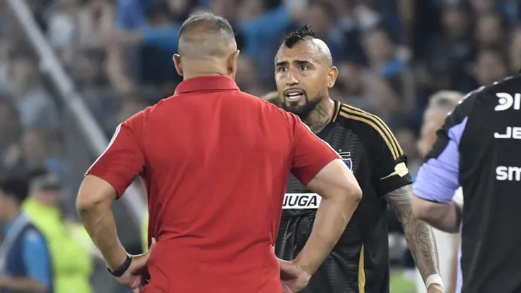 Colo Colo cayó por 4 a 0 ante Racing y se despidió de toda competencia internacional.