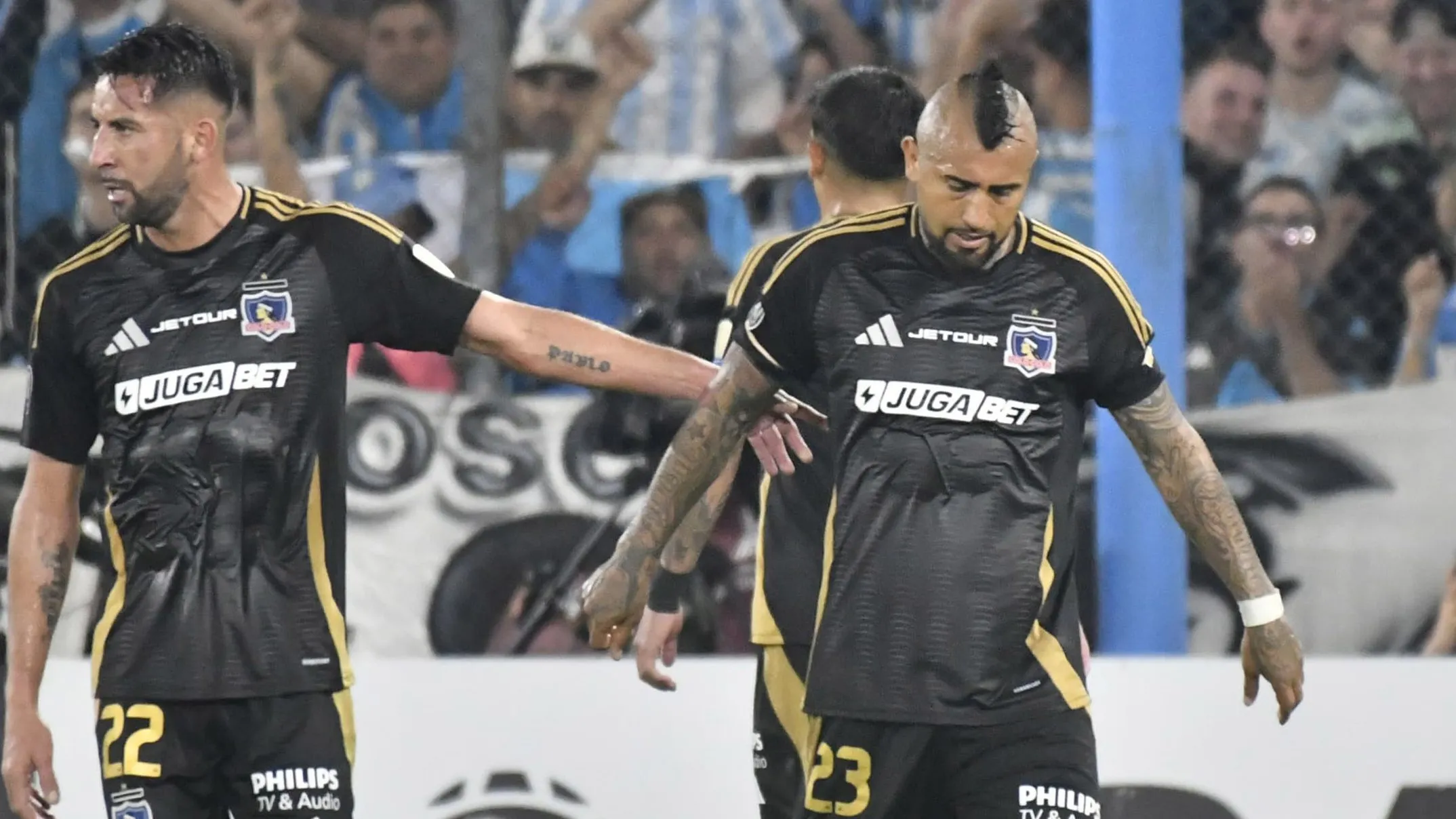 Mauricio Isla con Arturo Vidal. (Foto: Photosport)
