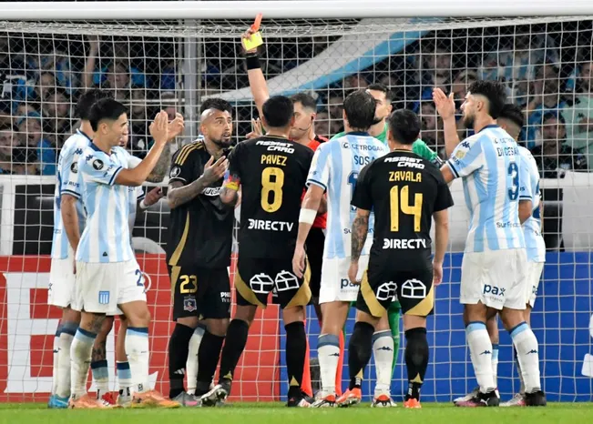 La irresponsabilidad de Arturo Vidal echó a perder su partido. Imagen: Fotobaires/Photosport