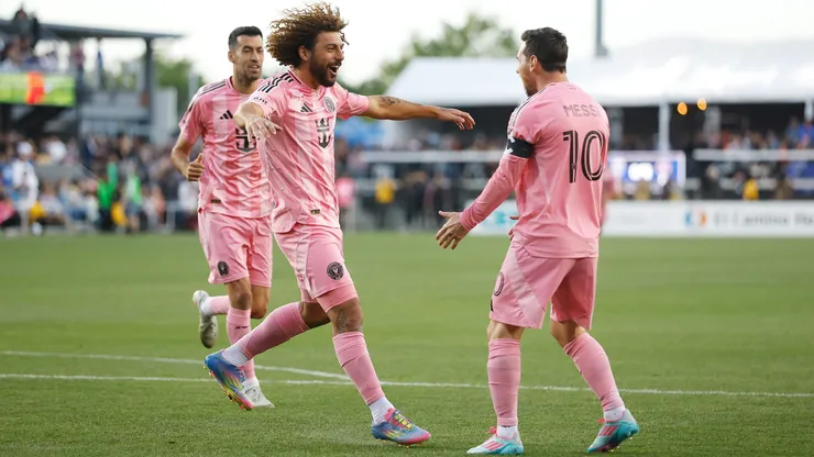 Falcón celebra con Messi su primer gol en el Inter Miami.
