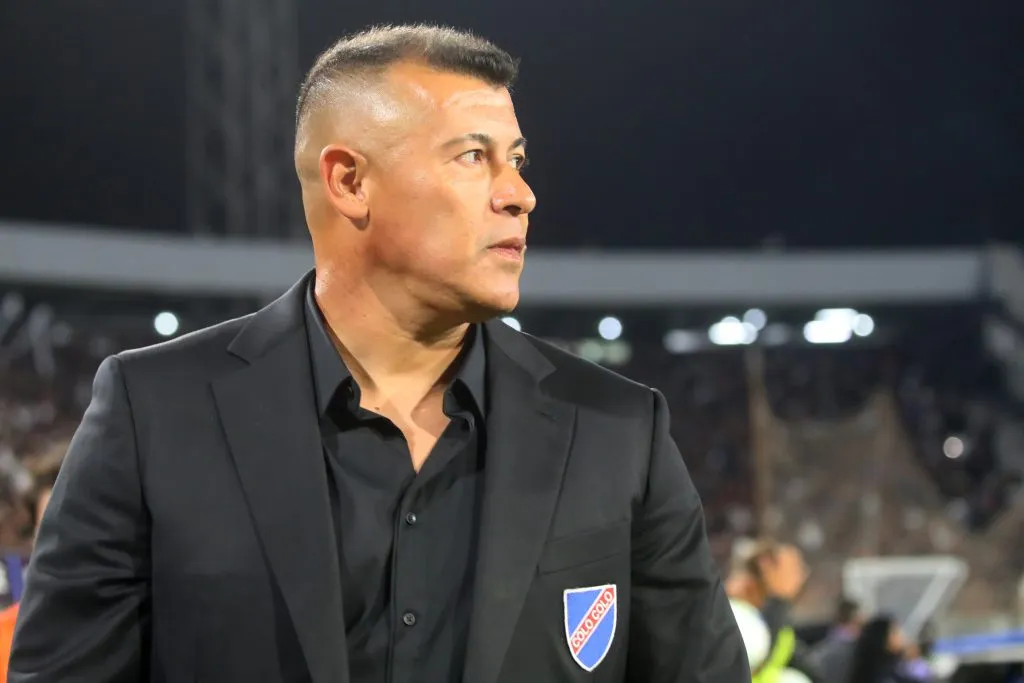 Jorge Almirón tiene un pie y medio fuera de Colo Colo.