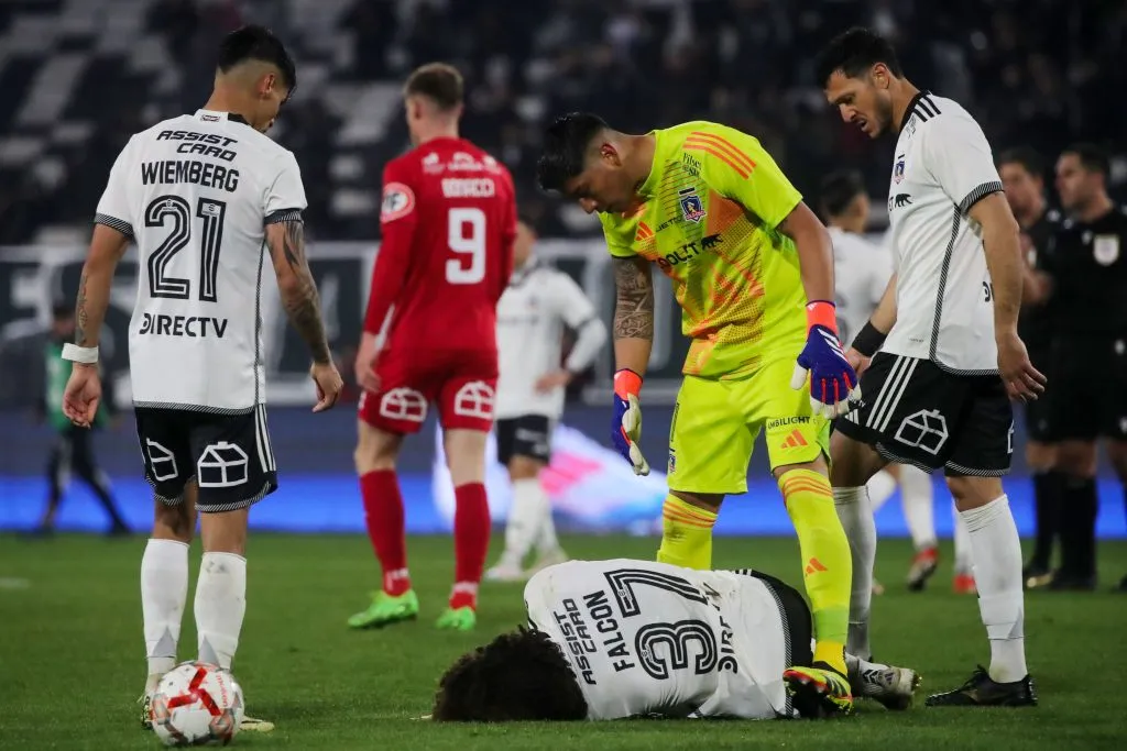Erick Wiemberg, Brayan Cortés y Ramiro González en partido con Ñublense. (Foto: Photosport)