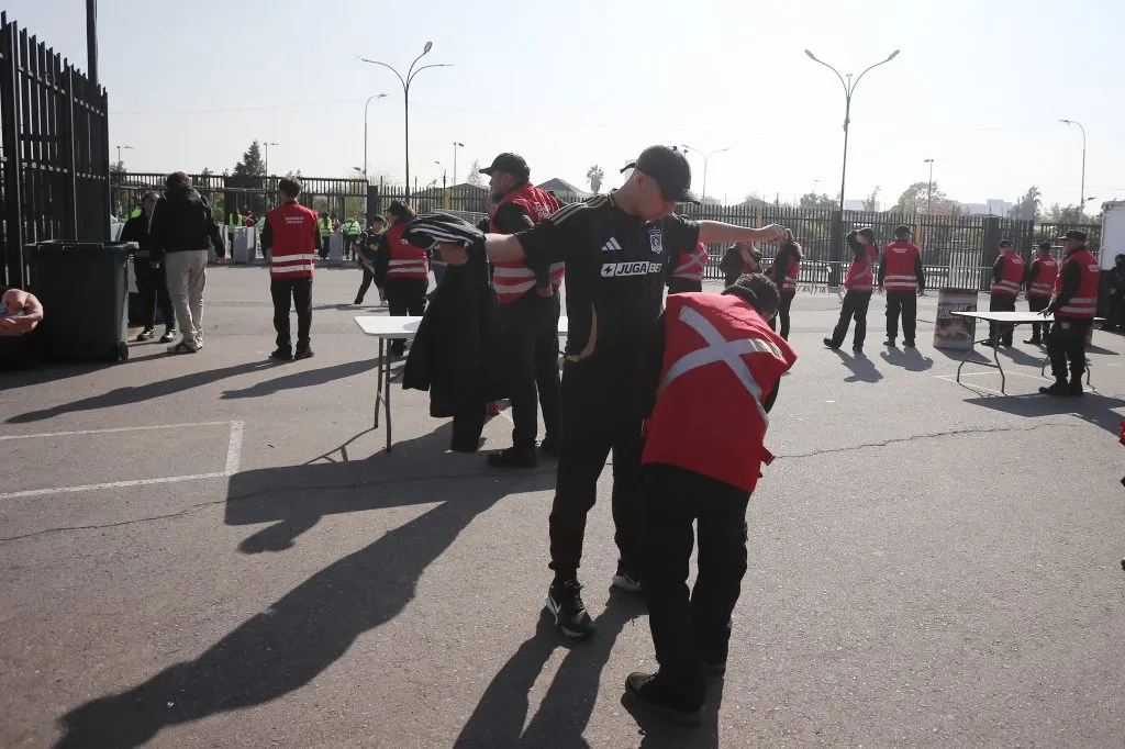 Autoridades realizan exhaustiva inspección al Monumental previo al duelo ante Ñublense.
