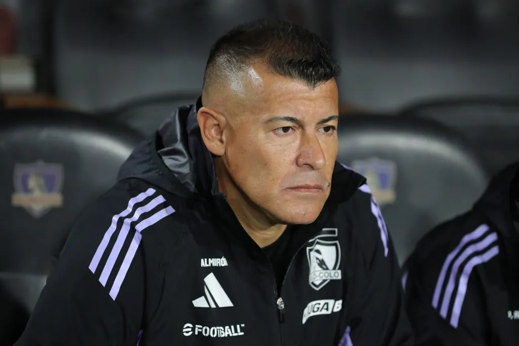 Jorge Almirón en la banca de Colo Colo. (Foto: Photosport)