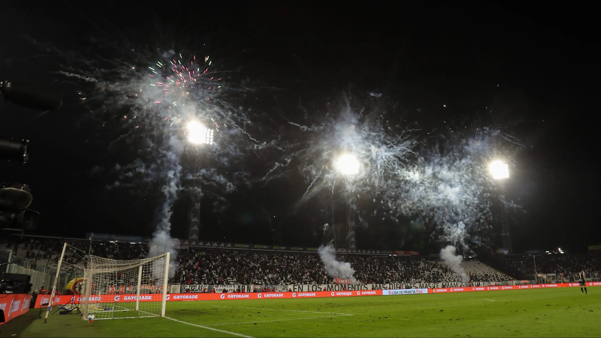 Fuegos artificiales en el Estadio Monumental. (Foto: Photosport)