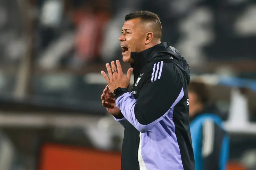 Jorge Almirón recibe defensa en Colo Colo. Imagen: Felipe Zanca/Photosport