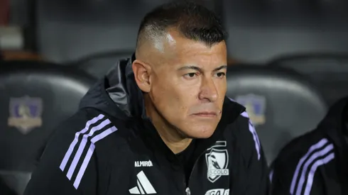 Por ahora, Jorge Almirón se salva de su sanción. | Imagen: Photosport.