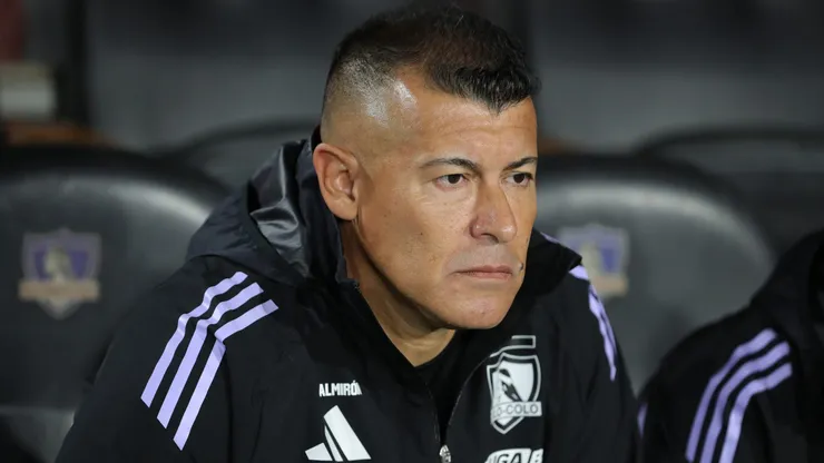 Por ahora, Jorge Almirón se salva de su sanción. | Imagen: Photosport.