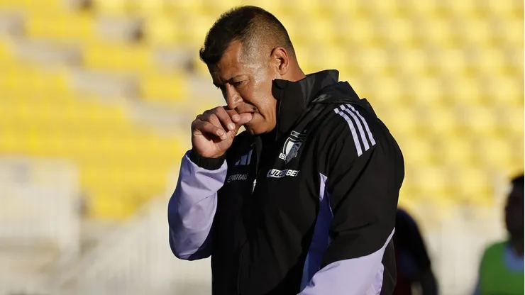 Jorge Almirón vive en un eterno silencio en Colo Colo.