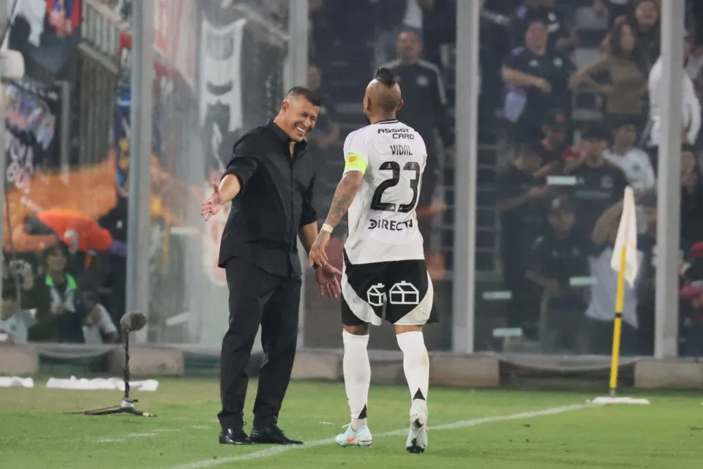 El King y un gesto de solidaridad con Jorge Almirón. Imagen: Dragomir Yankovic/Photosport