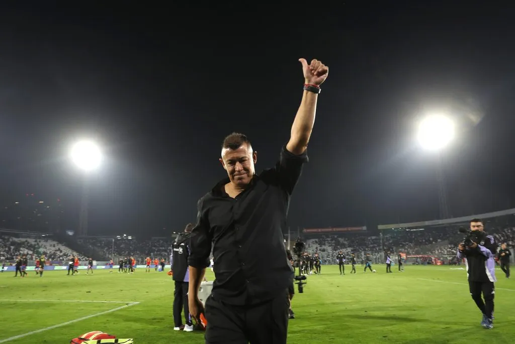 Bloque Vial espera la continuidad de Jorge Almirón en Colo Colo. Imagen: Felipe Zanca/Photosport