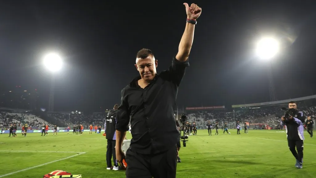 Almirón vivió una jornada llena de emoción en el Estadio Monumental. Imagen: Photosport.