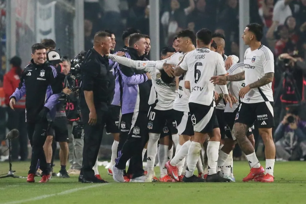 Jugadores celebrando con Jorge Almirón. (Foto: Photosport)
