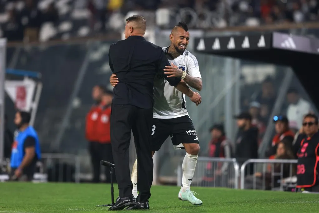 El entrenador abrazando a Arturo Vidal. (Foto: Photosport)