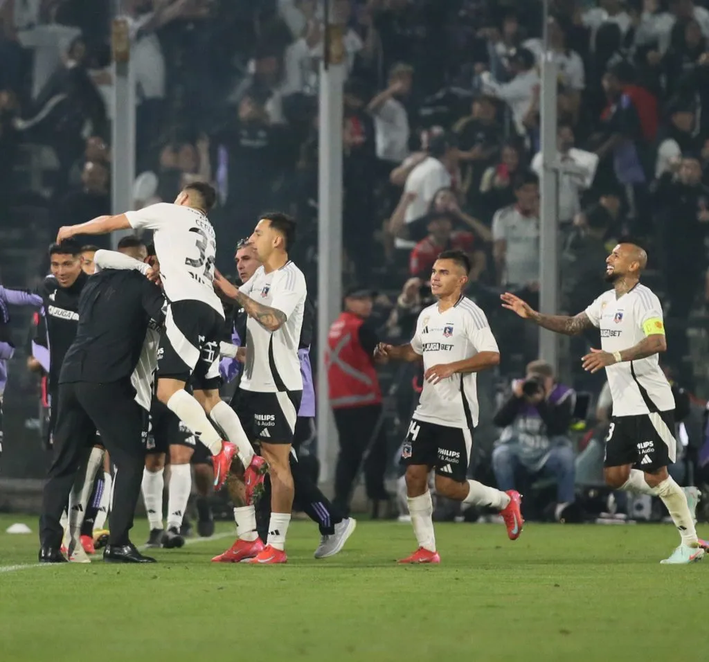 El plantel del Cacique respaldó con todo al estratega argentino en el triunfo ante Unión Española.