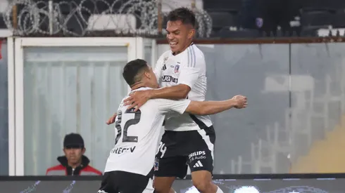 Lucas Cepeda festeja junto a Vicente Pizarro en la victoria de Colo Colo por 4-1 ante Unión Española.