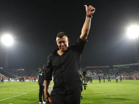 Hinchas de Colo Colo le siguen pidiendo a Almirón que siga