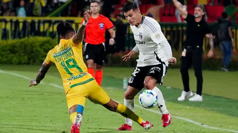 Lucas Cepeda gambetea a Aldair Gutiérrez en el empate 3-3 de Colo Colo ante Atlético Bucaramanga en Colombia.