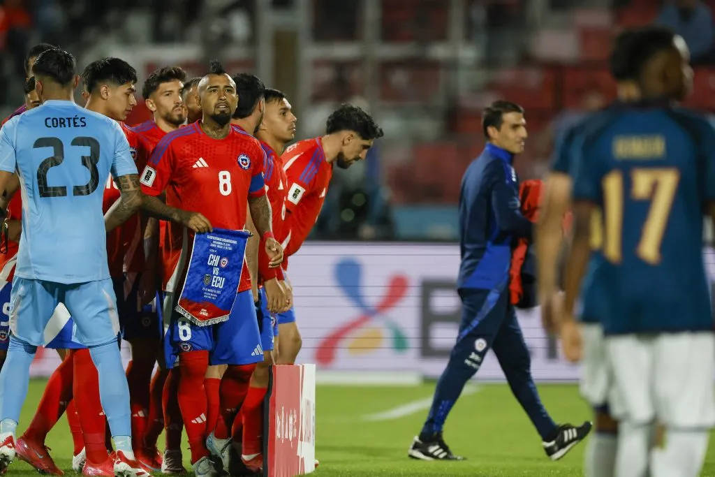 El volante albo en el último partido de la Roja. (Foto: Photosport)