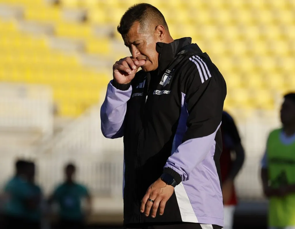 Alfredo Stohwing entrega ultimátum para definir el futuro de Jorge Almirón en Colo Colo. 