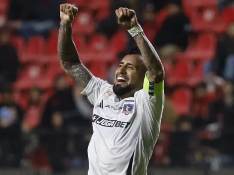 Claudio Aquino aplaude de pie a Arturo Vidal tras el triunfo de Colo Colo