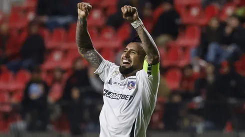 Claudio Aquino aplaude de pie a Arturo Vidal tras el triunfo de Colo Colo.