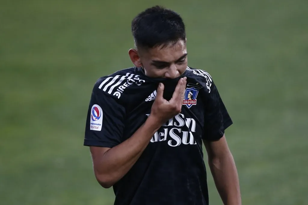 Joan Cruz lo pasa mal en Everton