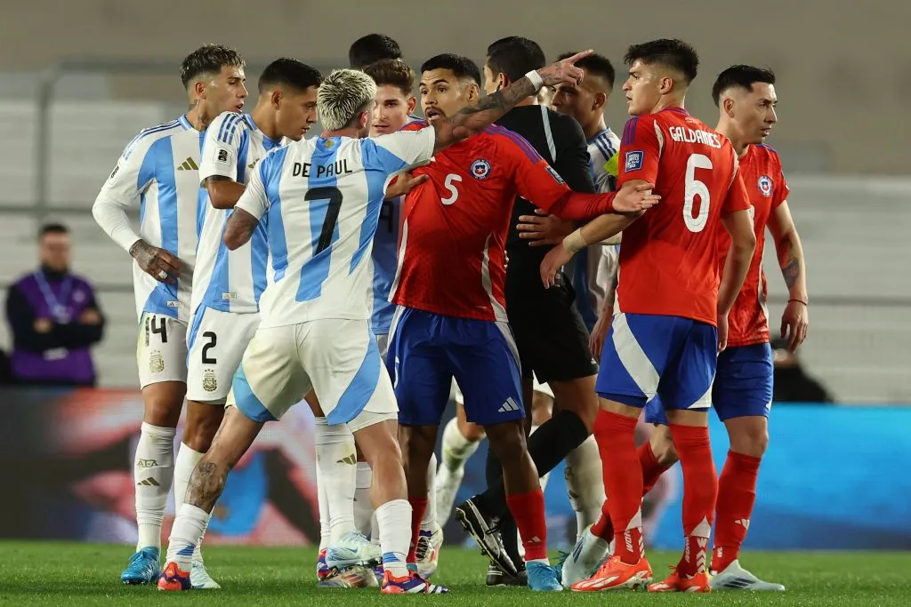 La Roja enfrentándose a Argentina en Buenos Aires. (Foto: Photosport)
