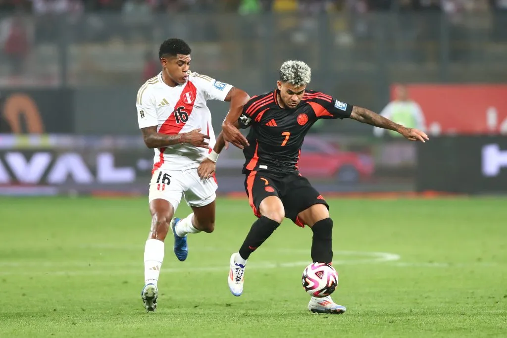 Peruanos y colombianos enfrentándose en Lima. (Foto: Getty Images)