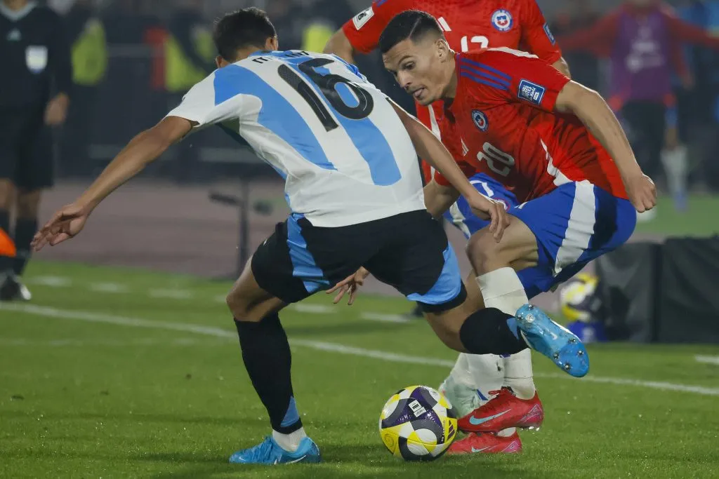 Lucas Cepeda fue uno de los pocos jugadores de la Roja que lograron sobresalir en la derrota ante Argentina. 