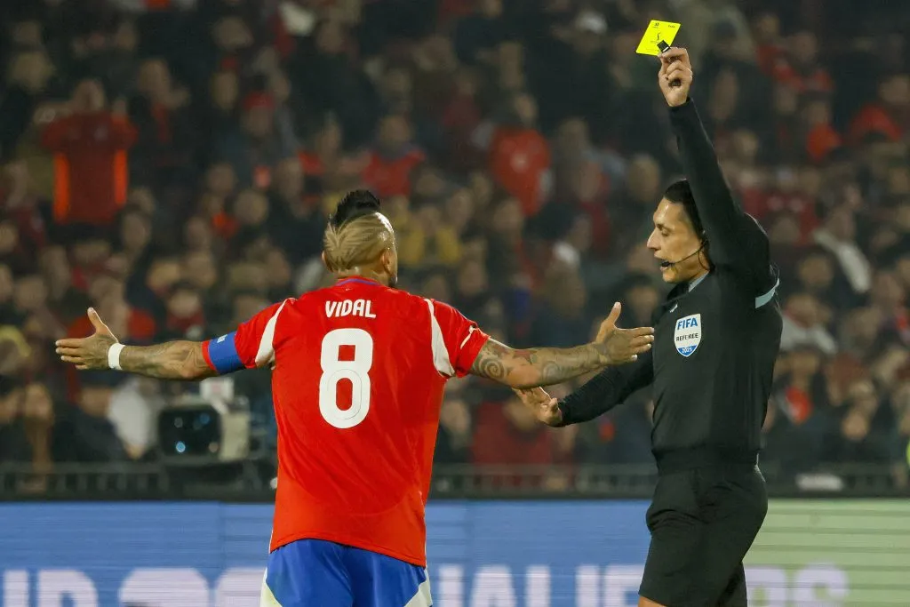 Vidal tuvo una noche para el olvido ante Argentina. Imagen: Andres Pina/Photosport