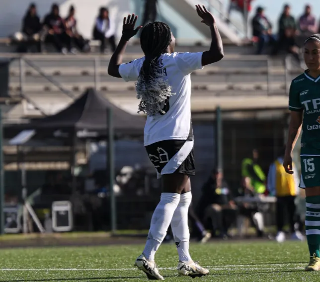 Valencia anotó un hat-trick ante Santiago Wanderers | Foto: Colo Colo Femenino